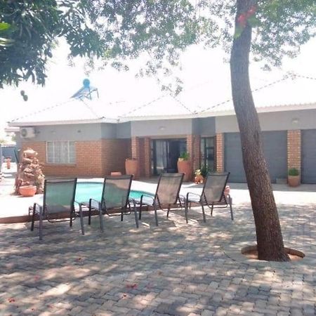 Chitova'S Guesthouse Victoria Falls Exterior photo