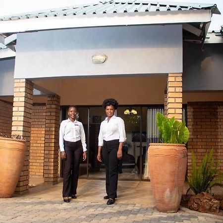 Chitova'S Guesthouse Victoria Falls Exterior photo