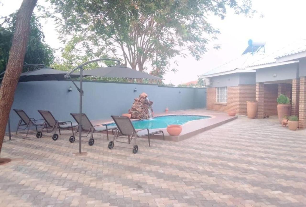 Chitova'S Guesthouse Victoria Falls Exterior photo