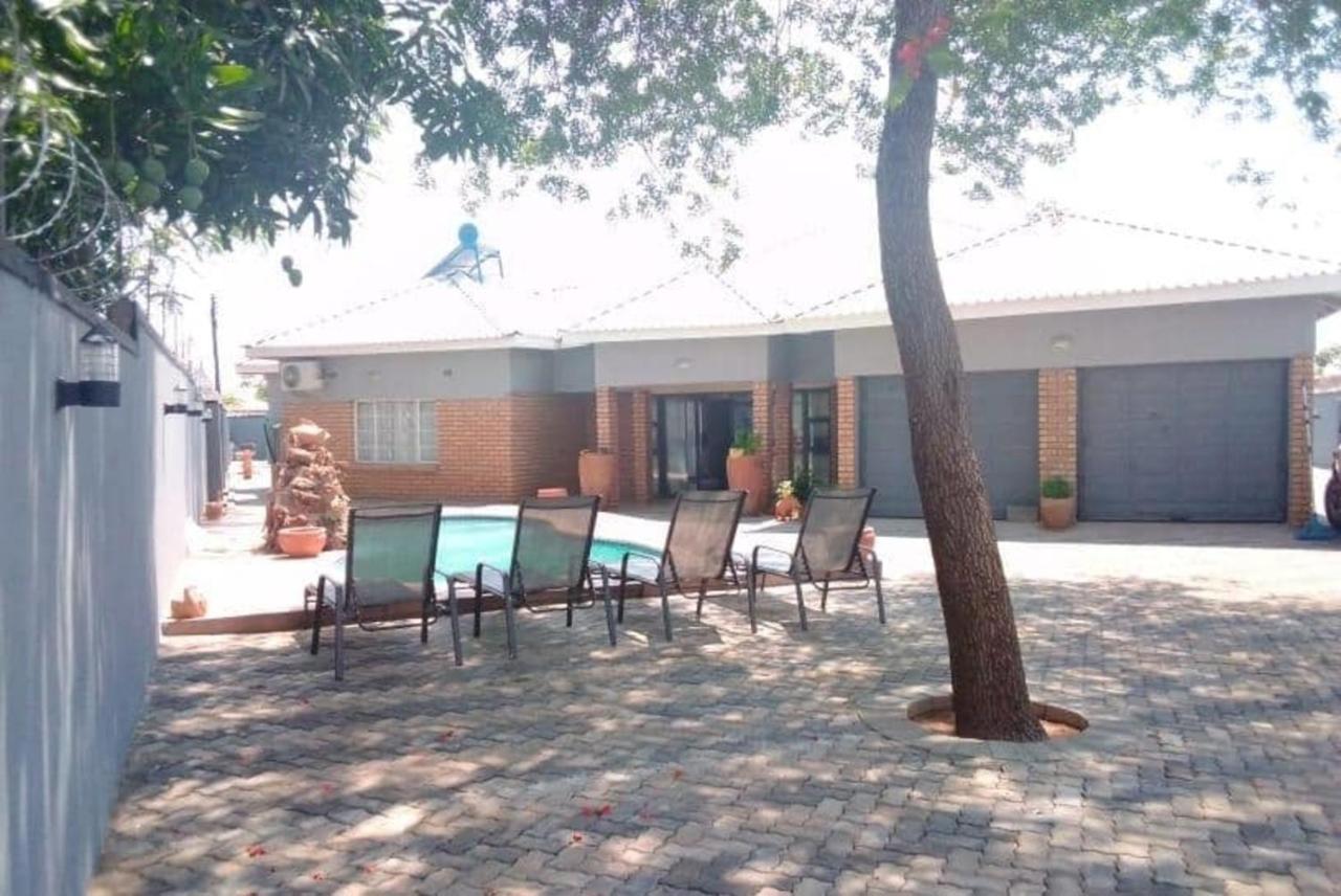 Chitova'S Guesthouse Victoria Falls Exterior photo