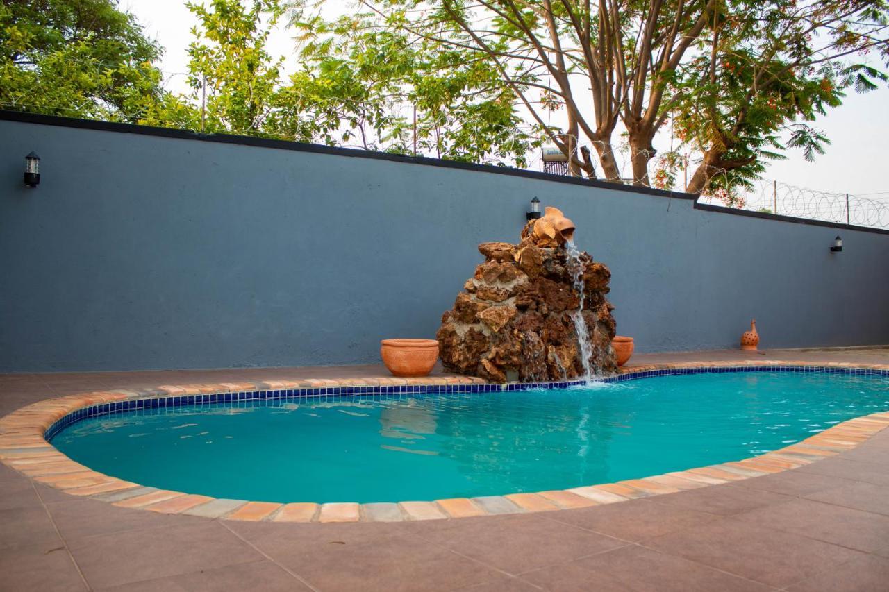 Chitova'S Guesthouse Victoria Falls Exterior photo