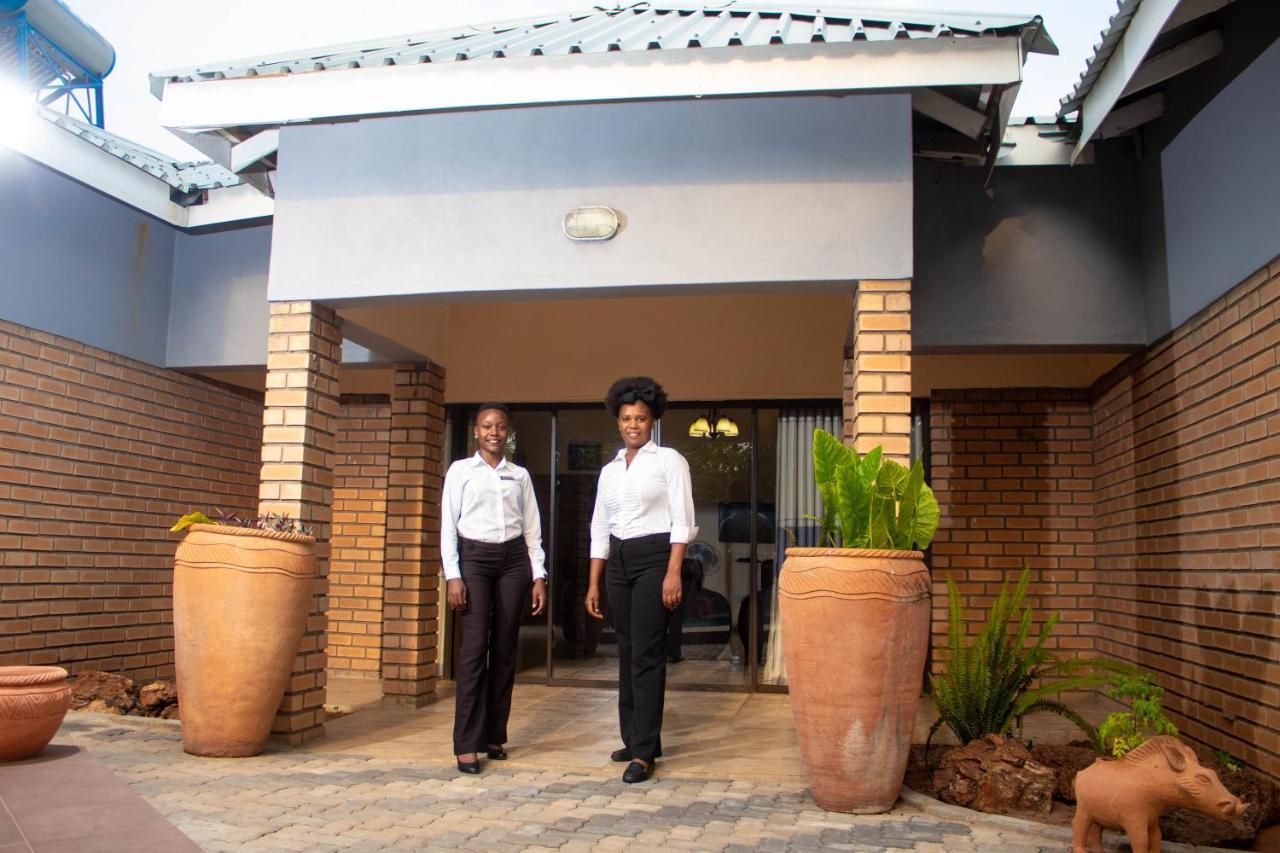 Chitova'S Guesthouse Victoria Falls Exterior photo