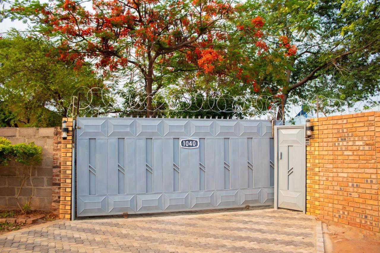 Chitova'S Guesthouse Victoria Falls Exterior photo