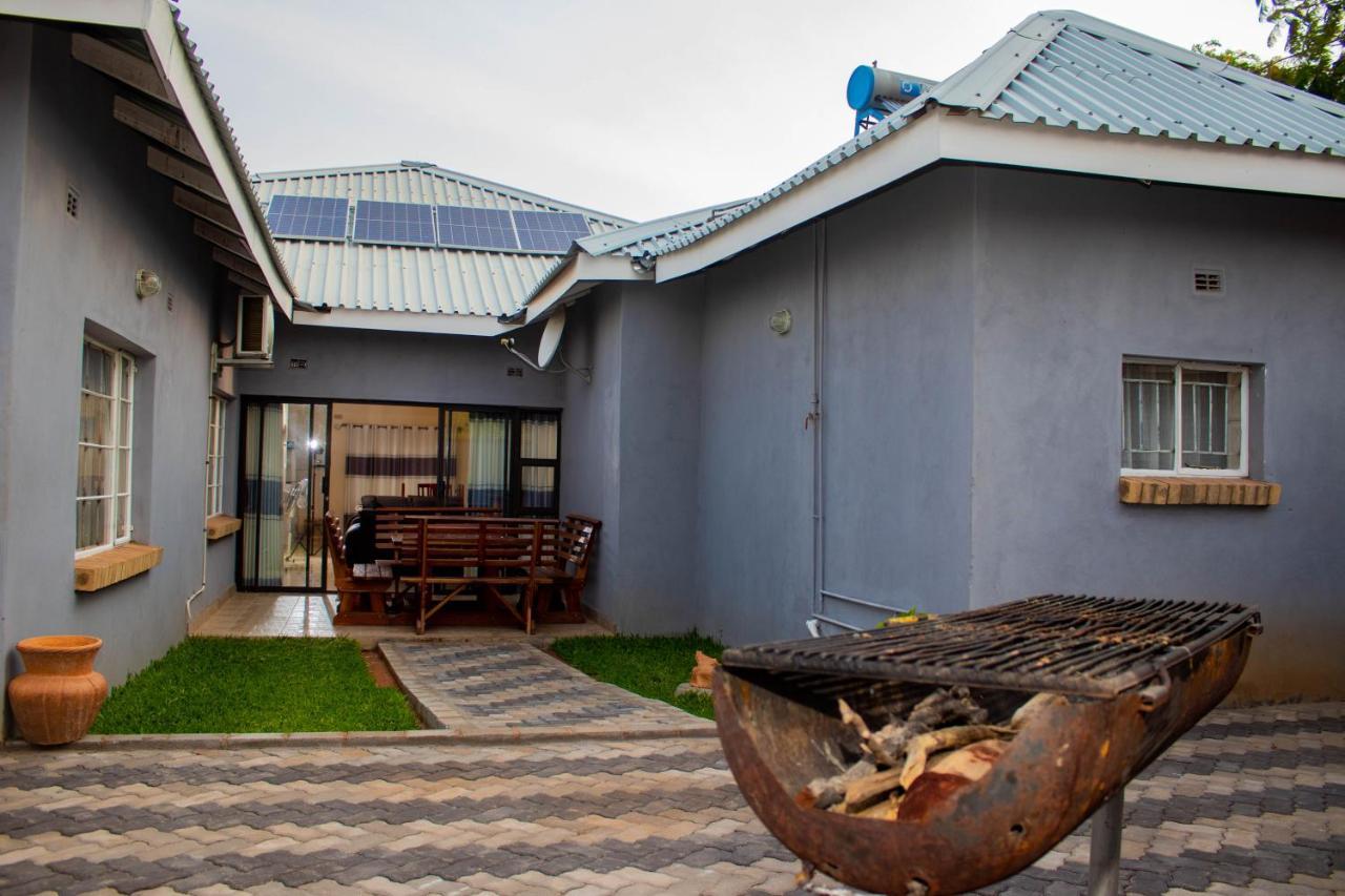 Chitova'S Guesthouse Victoria Falls Exterior photo