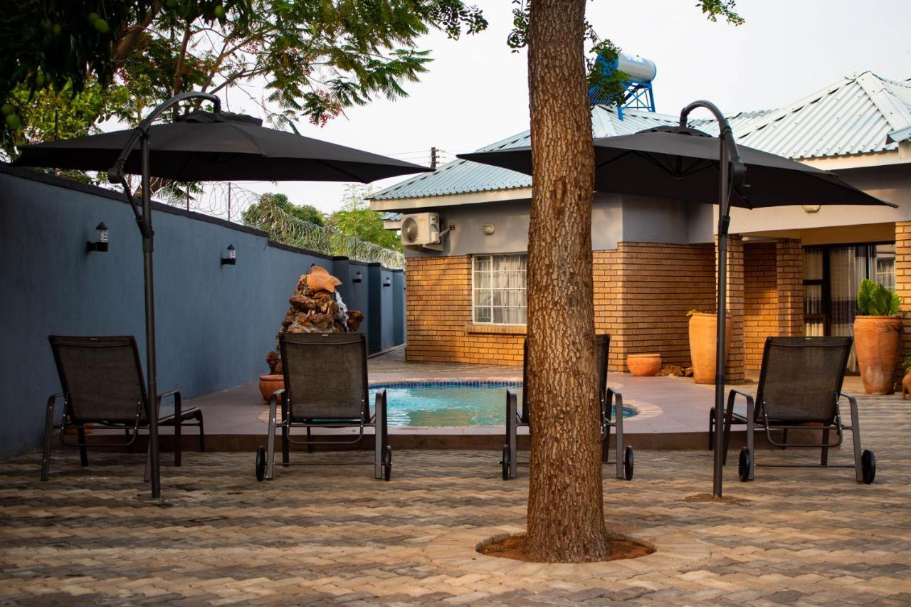 Chitova'S Guesthouse Victoria Falls Exterior photo