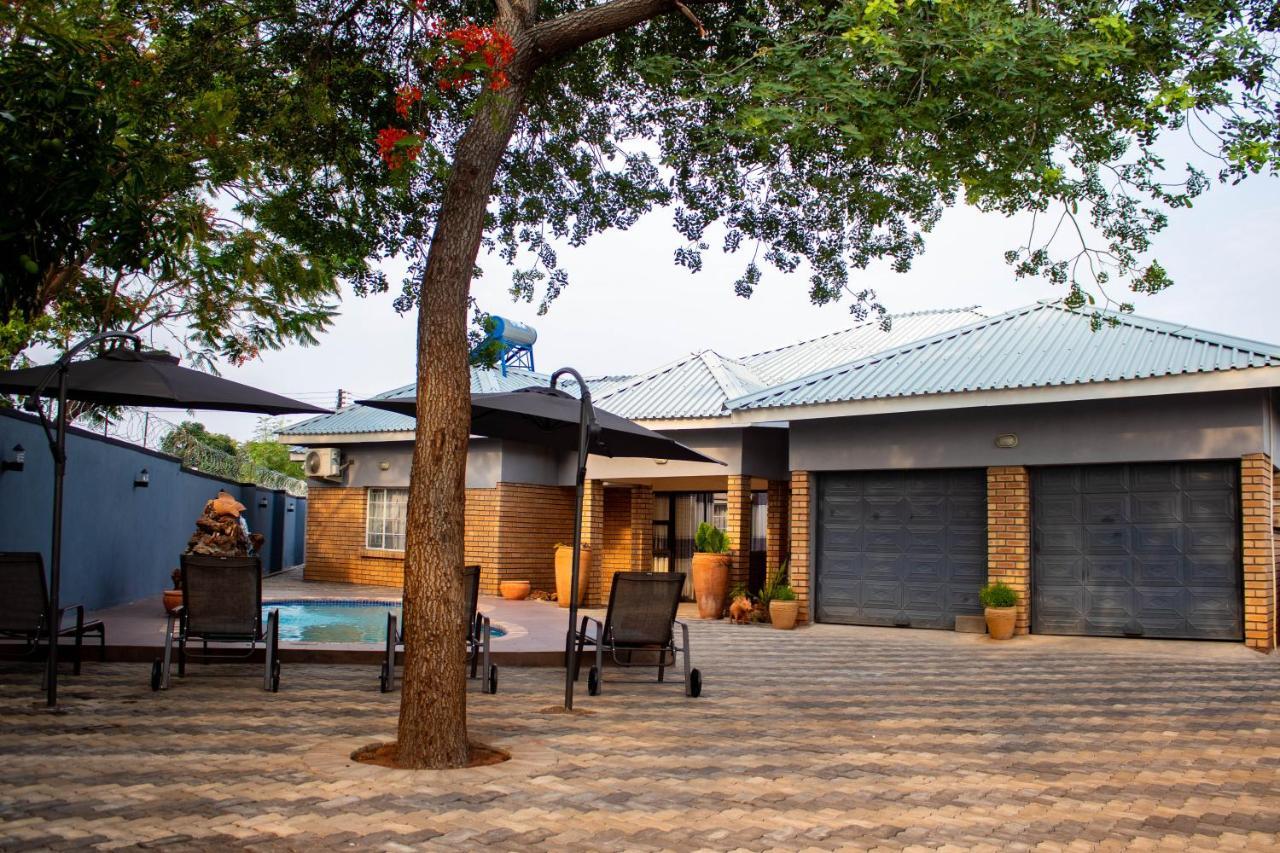 Chitova'S Guesthouse Victoria Falls Exterior photo