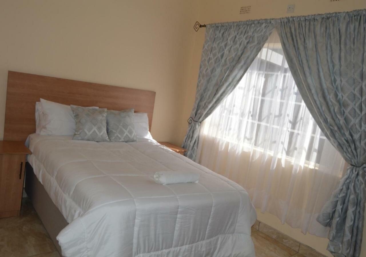 Chitova'S Guesthouse Victoria Falls Exterior photo